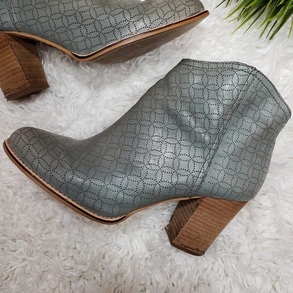 Fossils Leather Blue Chunk Heel Ankle Bootie 8.5 - Picture 4 of 14